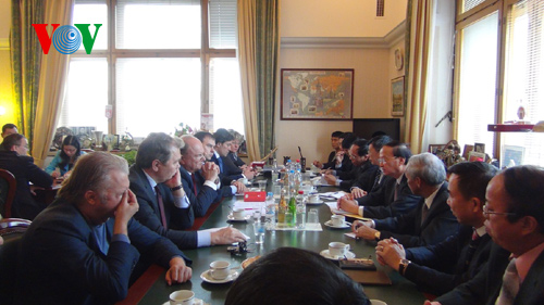 นาย โตฮวีเรื้อ หัวหน้าคณะกรรมการบุคลากรส่วนกลางเยือนประเทศรัสเซีย